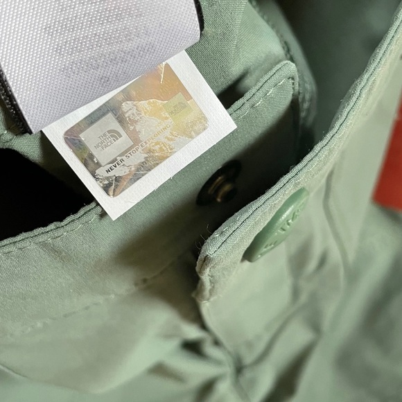 The North Face Girl’s Parker Shorts In Duck Green - Picture 4 of 7